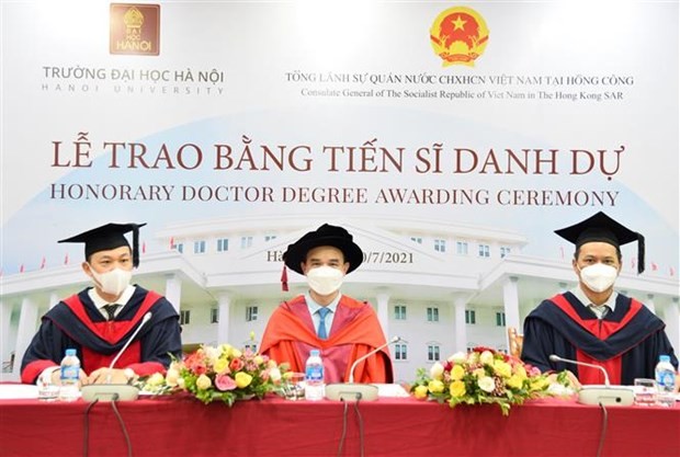 hanoi-university-presents-honorary-doctor-degree-to-hong-kong-businessman-2-1627809890.jpg