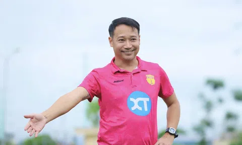 HLV Nam Định nói gì khi chạm tay vào chức vô địch V-League?
