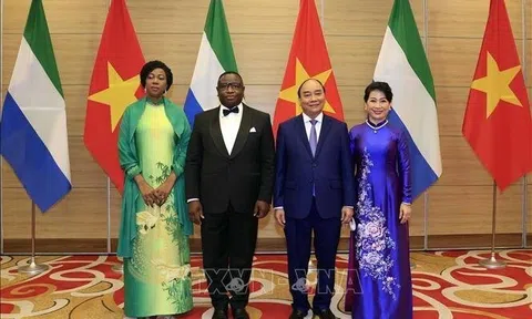 The First Lady of Sierra Leone President wore a "traditional Ao Dai" during her visit to Vietnam
